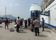Polsek Kawasan Pelabuhan Laut Bima Amankan Proses Embarkasi/Debarkasi Kapal KM. AWU di Pelabuhan Bima