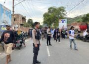 Personel OMP Rinjani 2024 Polres Bima Kota Amankan Kampanye Blusukan Paslon Wali Kota di Kelurahan Jatibaru Barat