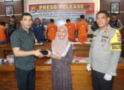 Wakili Kapolres Bima, Kabag Ops dan Kasat Reskrim Serahkan Handphone secara Simbolis Kepada Dua Korban Curat