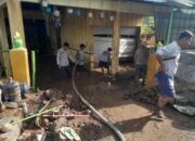 Personel Polres Bima Kota Sigap Bantu Warga Terdampak Banjir di Kelurahan Dodu Kota Bima