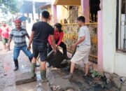 Bhabinkamtibmas Bersama Warga Gotong Royong Pasca Banjir di Kelurahan Paruga