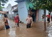 Polri Peduli, Bhabinkamtibmas Paruga Sigap Bantu Evakuasi Barang Warga Terdampak Banjir
