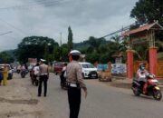 Cegah Kemacetan, Personel Pos PAM Operasi Ketupat Rinjani 2025 Melakukan Penjagaan dan Pengaturan Arus Lalulintas