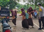 Pelayanan Terbaik, Mencegah Kemacetan Polsek Donggo Laksanakan Rawan Pagi di Depan SMPN I Donggo