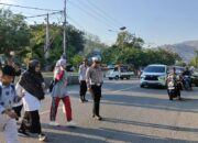 Anggota Lantas Polsek Rasanae Barat Polres Bima Kota Laksanakan Strong Point di Depan MTsN 1 Kota Bima