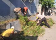 Bhabinkamtibmas Kelurahan Melayu Ikut Gotong Royong Bersama Warga, Wujudkan Lingkungan Bersih dan Aman