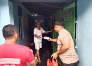 Bhabinkamtibmas Polres Bima Kota Bantu Bersihkan Rumah Warga dan Bagikan Nasi Bungkus Pascabencana Banjir