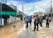 Sat Samapta Polres Bima Kota Bantu Bersihkan Jalan Pascabencana Banjir di Kelurahan Paruga