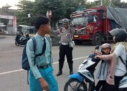 Unit Lantas Polsek Rasanae Barat Polres Bima Kota Laksanakan Kegiatan Rawan Pagi, Bantu Pelajar Menyebrang Jalan