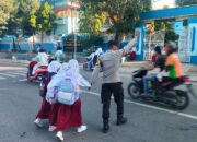 Personel Polsek Rasanae Timur dan Polsubsektor Raba Laksanakan Rawan Pagi, Bantu Anak Sekolah Menyebrang Jalan