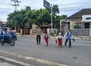 Personel Polsek Rasanae Timur Gelar Rawan Pagi dan Pengaturan Lalu Lintas di Dua Lokasi Sekolah